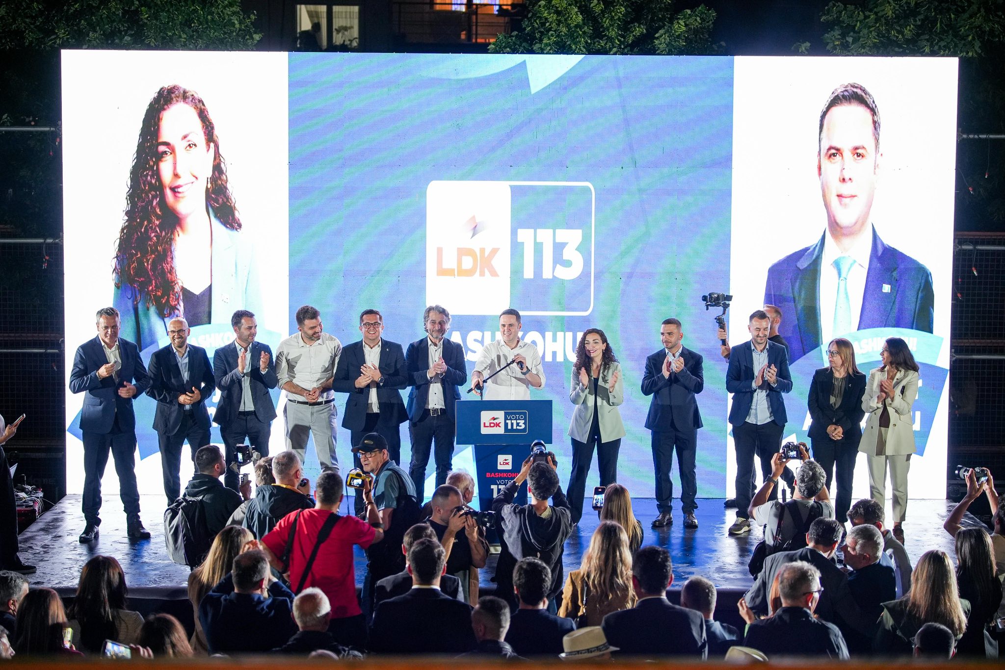 Osmani e Abdixhiku priten me brohoritje e fishekzjarrë në Dardani të Prishtinës