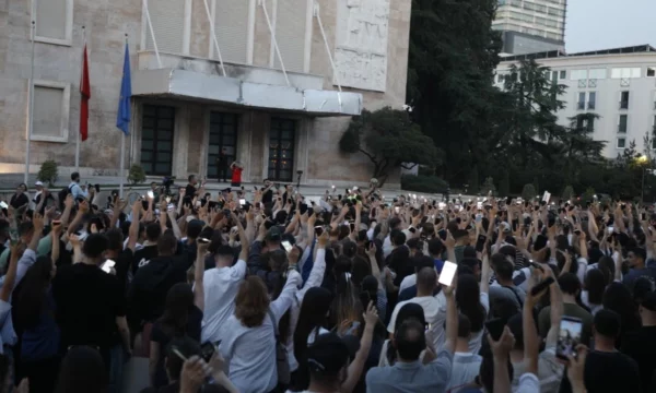 Pas pamjeve nga Zvërneci që tronditën rrjetin, qytetarët marshuan në Tiranë