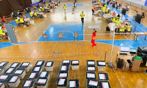 Numërohen mbi 14% të votave me postë – VV’ja e para me rreth 63%, LDK e dyta me 20%, AAK 9%, PDK 4%