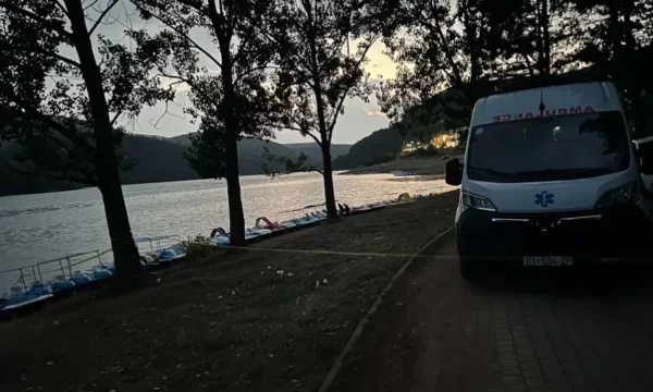 Dyshohet se është zhdukur një person në Liqenin e Batllaves
