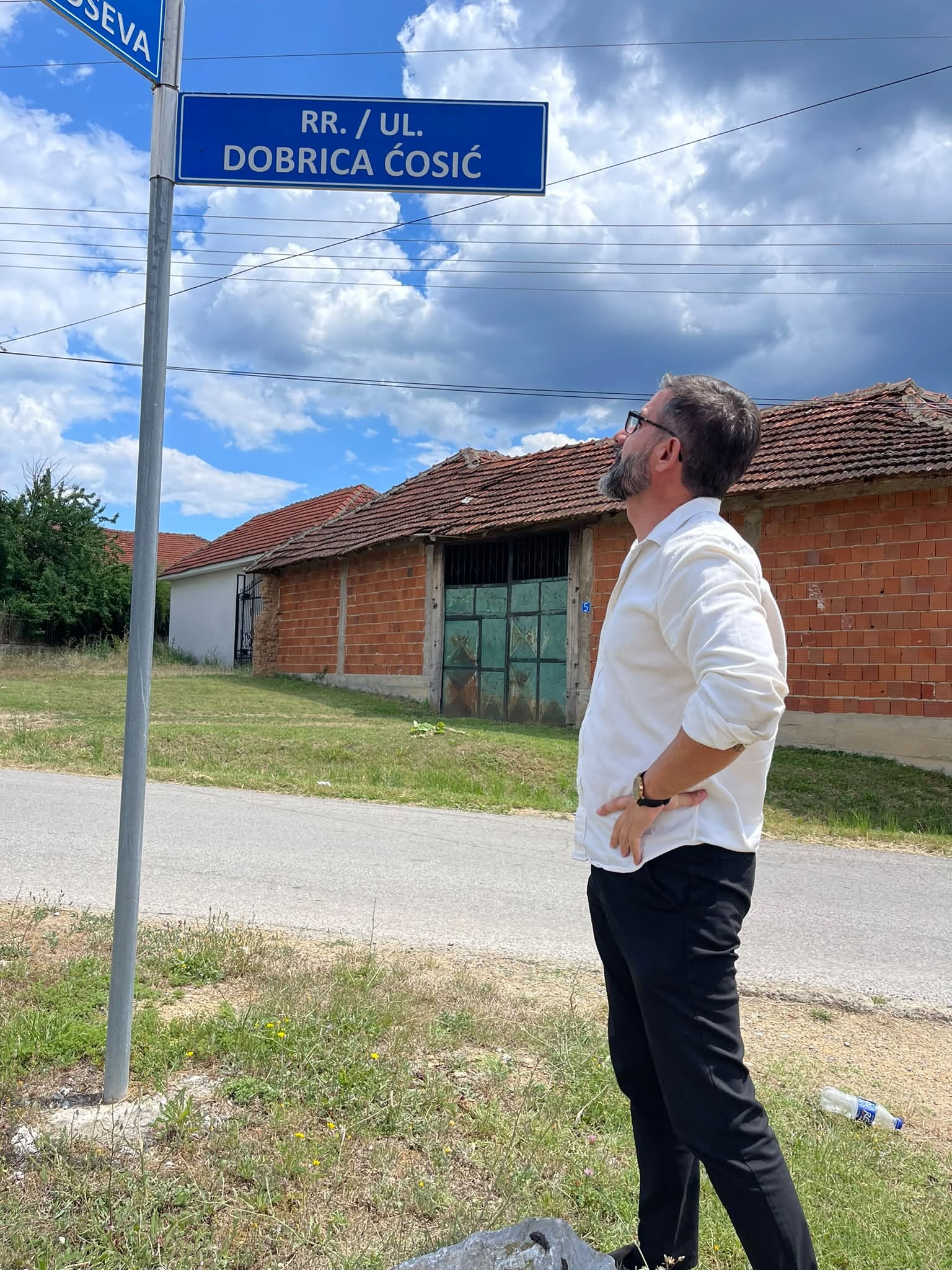 Qytetari kërkon heqjen e emrit të Dobrica Ćosićit nga një rrugë në Kosovë: Korrigjojeni këtë turp