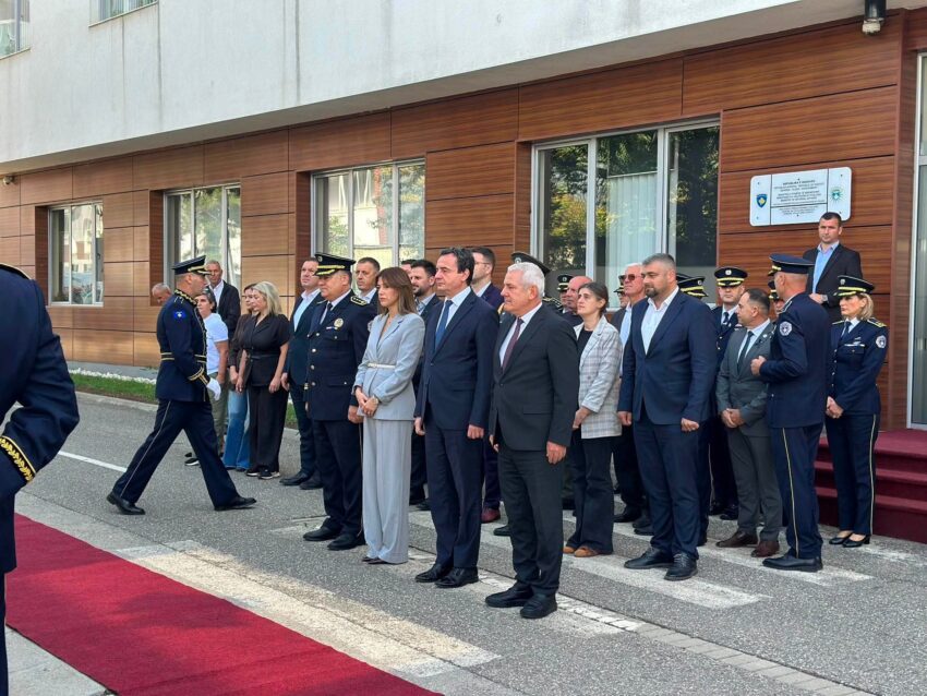 Krerët e shtetit bëjnë homazhe pranë Lapidarit të Policëve të rënë