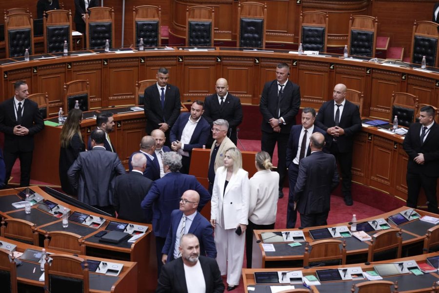 Shqipëri: Deputetët e opozitës nuk lejonë raportimin e avokatit të popullit në Kuvend