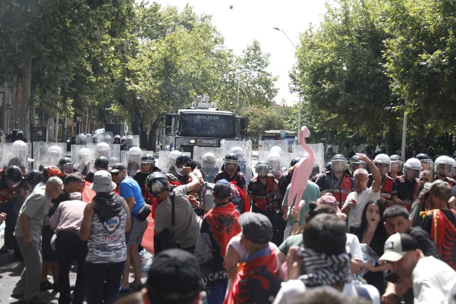 Arrestohen 2 protestues, procedim për 30 të tjerë, Policia: Hodhën sende të forta dhe mjete piroteknike