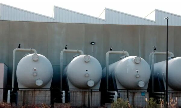 Sulmi iranian dëmton një stacion të energjisë dhe furnizimit me ujë në Kuvajt