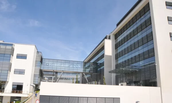 Temperaturat e larta, KGJK autorizon kryetarët e Gjykatave në Pallatin e Drejtësisë ta pezullojnë punën