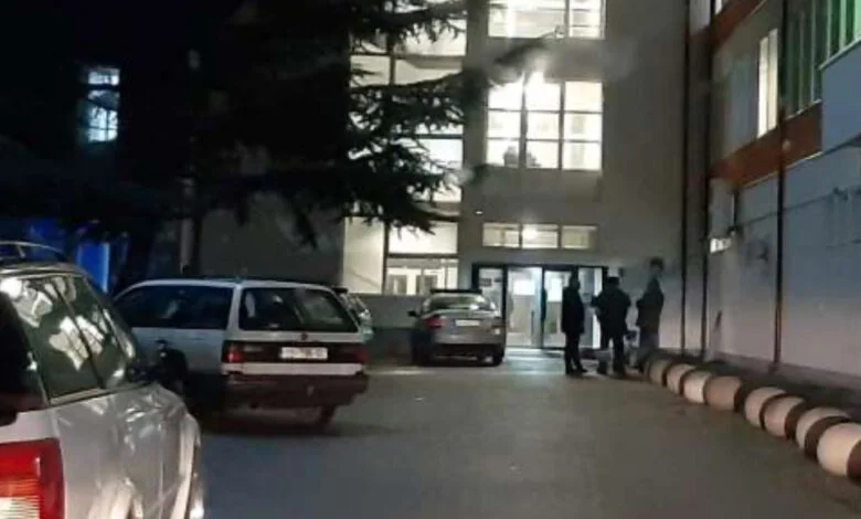 ”Viktima pësoi politraumë”, Spitali i Pejës del me detaje për aksidentin në Istog: Një fëmijë dërgohet në QKUK
