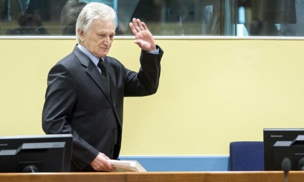 Ish-komandanti i Ushtrisë së Jugosllavisë, Momçillo Perishiq, lirohet nga burgu
