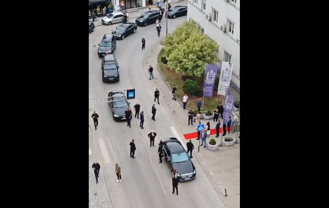 Vizita në Luginë, presidenti shqiptar Begaj i blinduar nga rreth 20 truproje teksa zbriste para Komunës së Bujano
