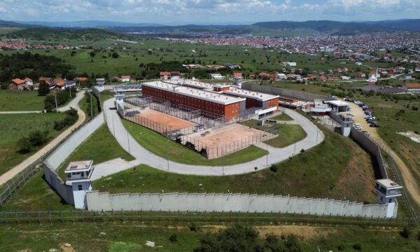 Marrëveshja me Danimarkën, nis mbyllja e burgut në Gjilan, OAK njofton avokatët: Të paraburgosurit po transferohen