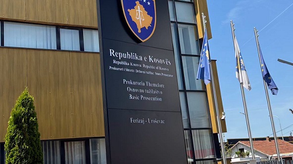 Arrestohet i dyshuri që sulmoi me thikë dy persona në Ferizaj, Prokuroria njofton se bëhet fjalë për një të mitur