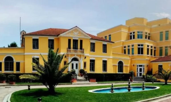 Paralajmërimi i Ambasadës Amerikane në Tiranë: Prindërit që përdorin vizat turistike për të lindur në SHBA mund të mos u rinovohet në të ardhmen