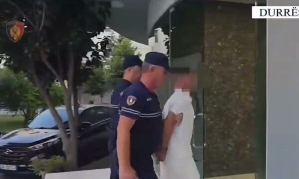 Zbulohet arsenal armësh në Durrës, arrestohet 20-vjeçari