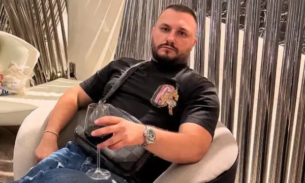Mediat britanike e rikthejnë në vëmendje Dorian Pukën pasi ai shfaqet duke ushqyer qentë e tij me tufa me para