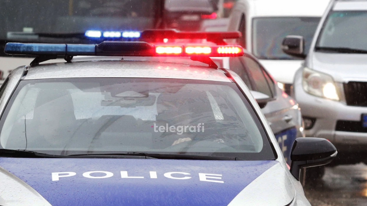 Goditi me gurë dy vetura, arrestohet një person në veri të Mitrovicës – dyshohet edhe për 10 vepra të tjera penale