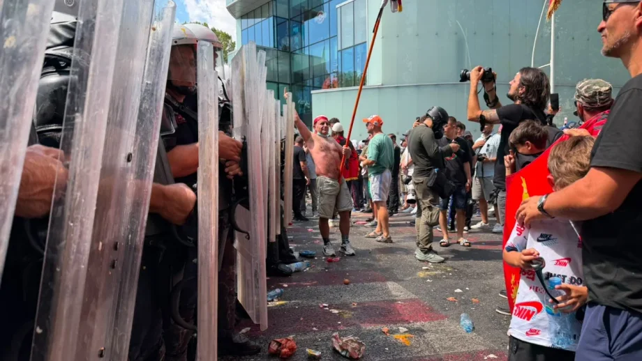 Eskalon situata jashtë Kuvendit të Shqipërisë: Deputetët në seancë plenare, protestuesit hedhin vezë drejt kordonit policor