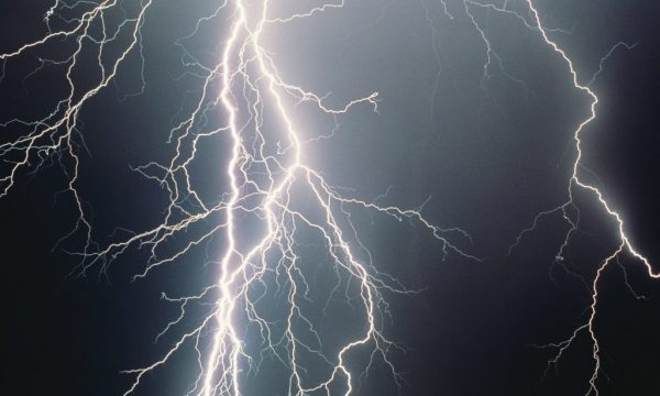 Moti sot i vranët, me reshje shiu të shoqëruara me shkarkime rrufesh