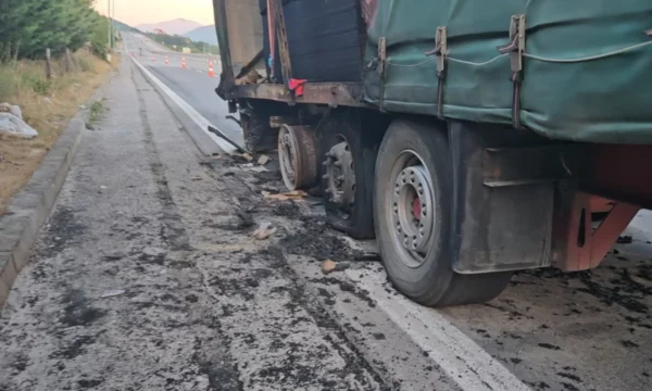 Digjet kamioni me targa të Kosovës në Morinë – Pronari e lë anës rrugës, bëhet pengesë për trafikun