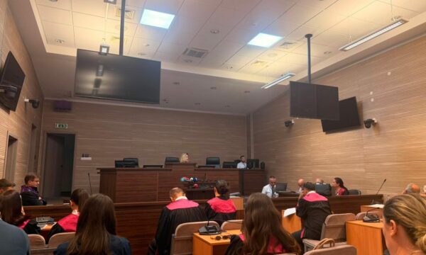 Nis gjykimi në mungesë për 21 të akuzuarit për masakrën e Reçakut