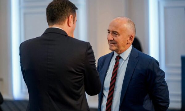 Gazmend Muhaxheri iu thotë mirëmëngjes 152 delegatëve që votuan për shkarkimin e Abdixhikut, i quan qëndrestarë