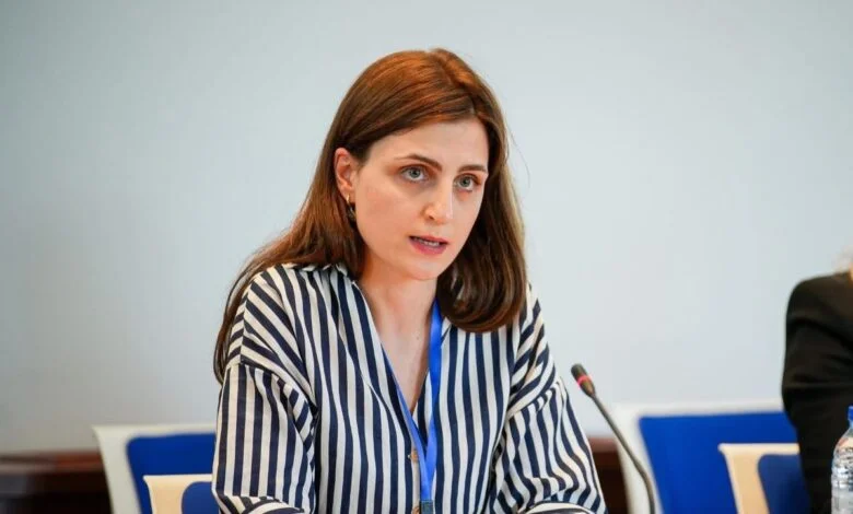 Janina Ymeri më kritika të ashpëra ndaj Haxhiut për ofertën ndaj Francës: Kosova ende varet nga KFOR-i për zjarre