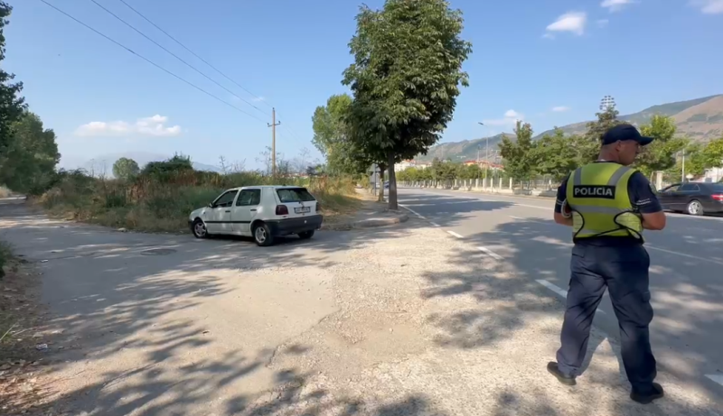 Aksident në Korçë, makina përplas karrocën me një fëmijë brenda