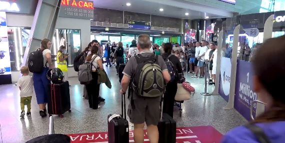 Deri në 56 mijë pasagjerë në ditë, Shqipëria shënon fluks rekord të sezonit turistik