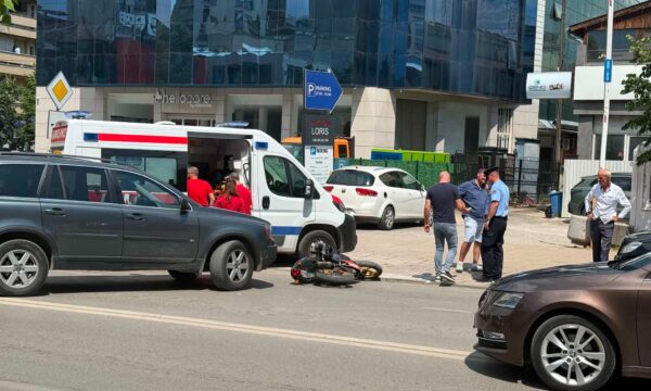 Aksident mes një veture dhe një motoçiklete në qendër të Prishtinës, në vendngjarje Policia dhe autoambulanca
