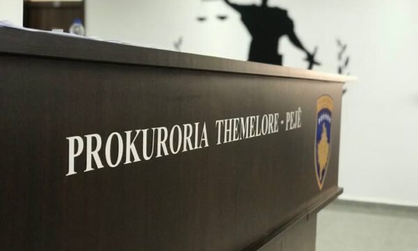 Nën kërcënimin e armës grabitën mbi 1 mijë euro në Pejë, ngrihet aktakuzë për katër persona