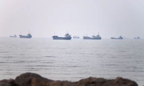 Irani lëshon paralajmërim të ri për anijet që t’i përdorin rrugët e miratuara nga Teherani në Ngushticën e Hormuzit