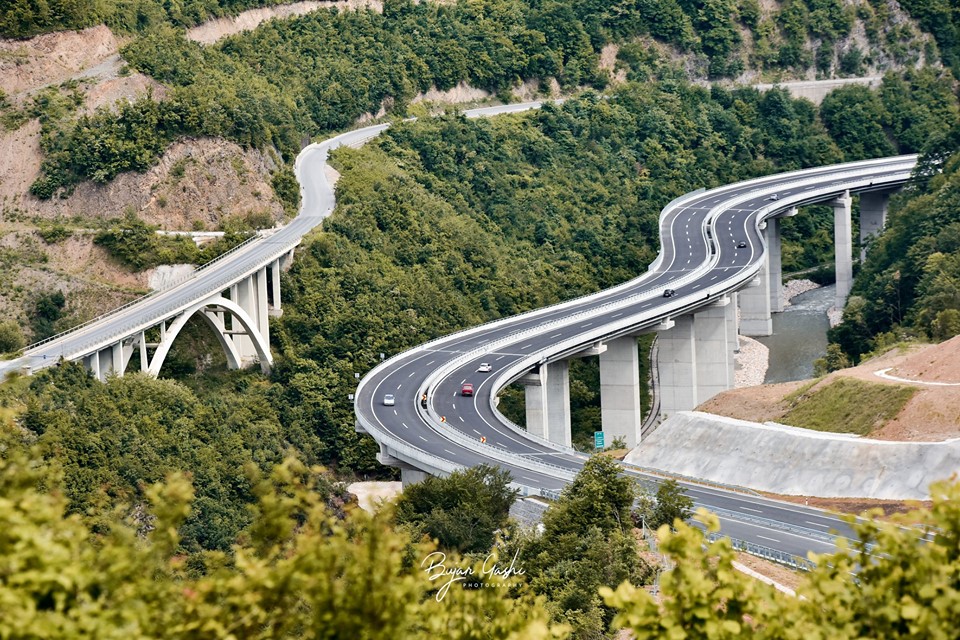 Kufizohet qarkullimi i automjeteve të rënda gjatë verës