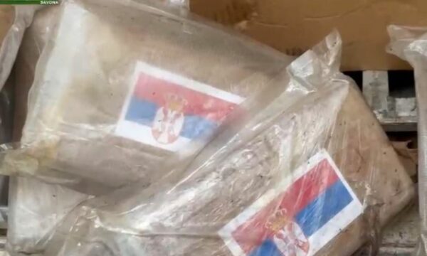 “Ishin fshehur në paleta bananesh” – Kapet kokainë në Itali, brenda pakove flamuri serb
