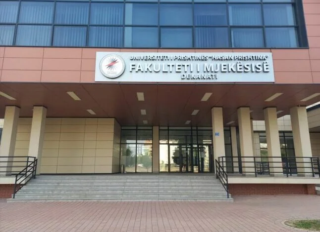 Mbi 2 mijë maturantë në garë për 462 vende në Mjekësi