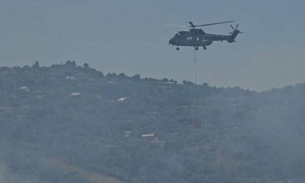 Nis ndërhyrja nga ajri për shuarjen e flakëve në Fier