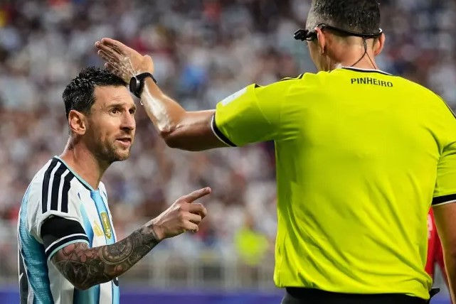 Messi përplaset me referin gjatë ndeshjes me Zvicrën: “Më fol me respekt”