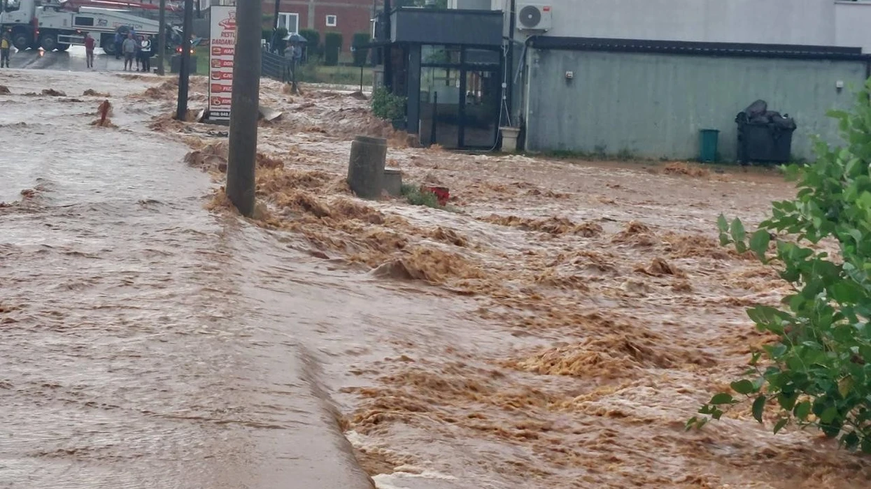Bllokohet për qarkullim një pjesë e magjistrales Ferizaj-Gjilan, shkak reshjet e mëdha të shiut