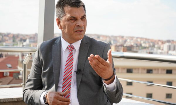 Kryeziu: Shtyrja e seancës konstituive është qesharake dhe e papërgjegjshme