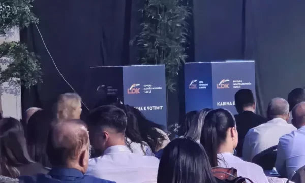 Nis votimi në LDK pro apo kundër shkarkimit të Lumir Abdixhikut