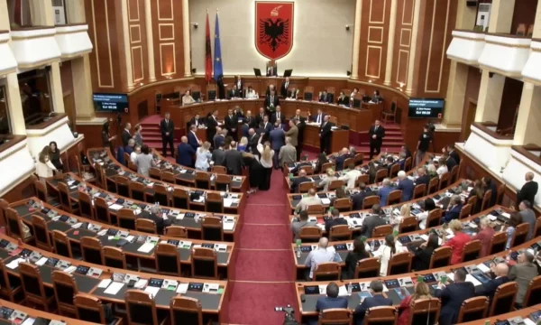 Hodhi ujë drejt Edi Ramës, deputeti i PD’së Gazment Bardhi përjashtohet nga seanca