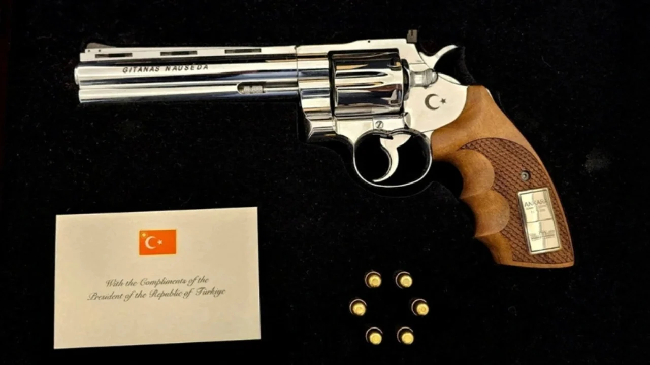 Historia e armës që Erdogan ua dhuroi liderëve të NATO-s: Çfarë e bën të veçantë Gümüşay .357 Magnum?