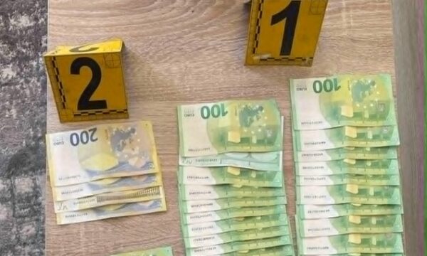 Grabitet një shtëpi në Leposaviq, vidhen 12 mijë euro, 40 mijë dinarë e ari, policia kap tre të dyshuar, i katërti në arrati