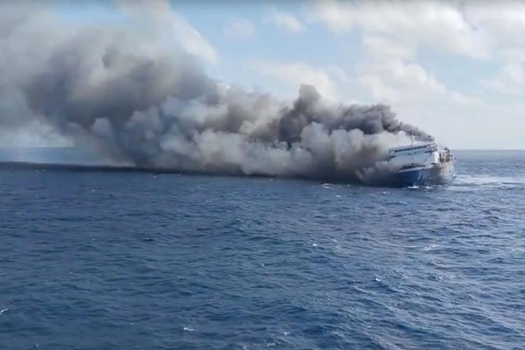 Momente tmerri në Indonezi: Trageti përfshihet nga flakët, dhjetëra të zhdukur