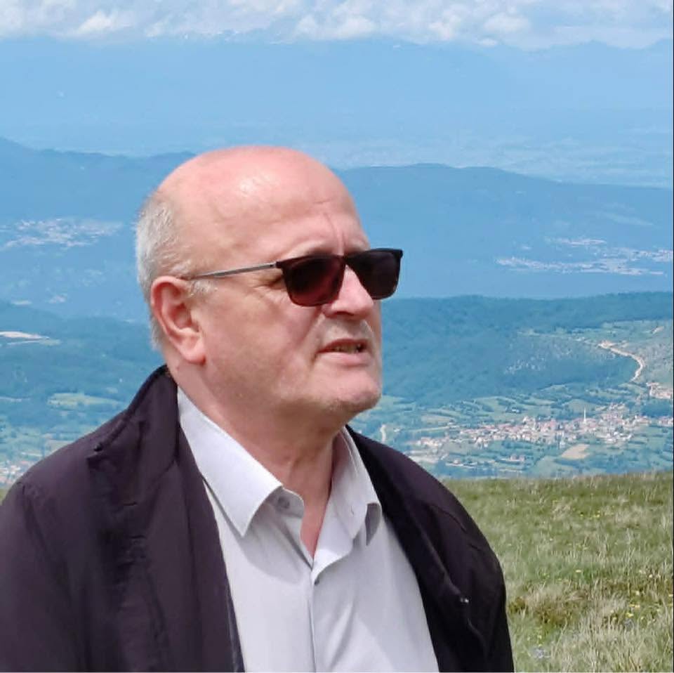 KUR SHPIRTI I ZI E VENDOS NË KOKË KËSULËN E BARDHË