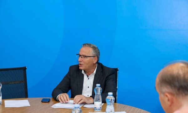 Një ftesë e Kurtit për takim mbërrin edhe në PDK