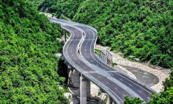 Edhe sot kufizohet qarkullimi i kamionëve mbi 20 tonë në autoudhët e Kosovës