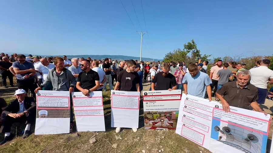 Disa qytetarë protestojnë kundër ndërtimit të një kishe në Zogaj