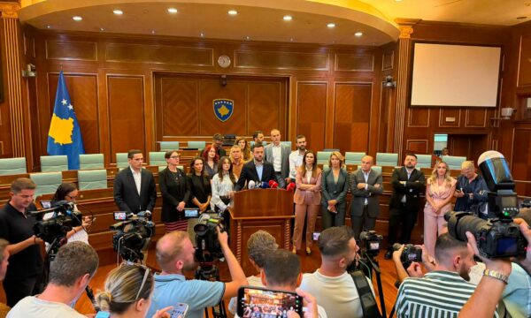 PDK e AAK sot sërish shkojnë në Kuvend me kërkesën për thirrjen e seancës e konstituimin e Kuvendit