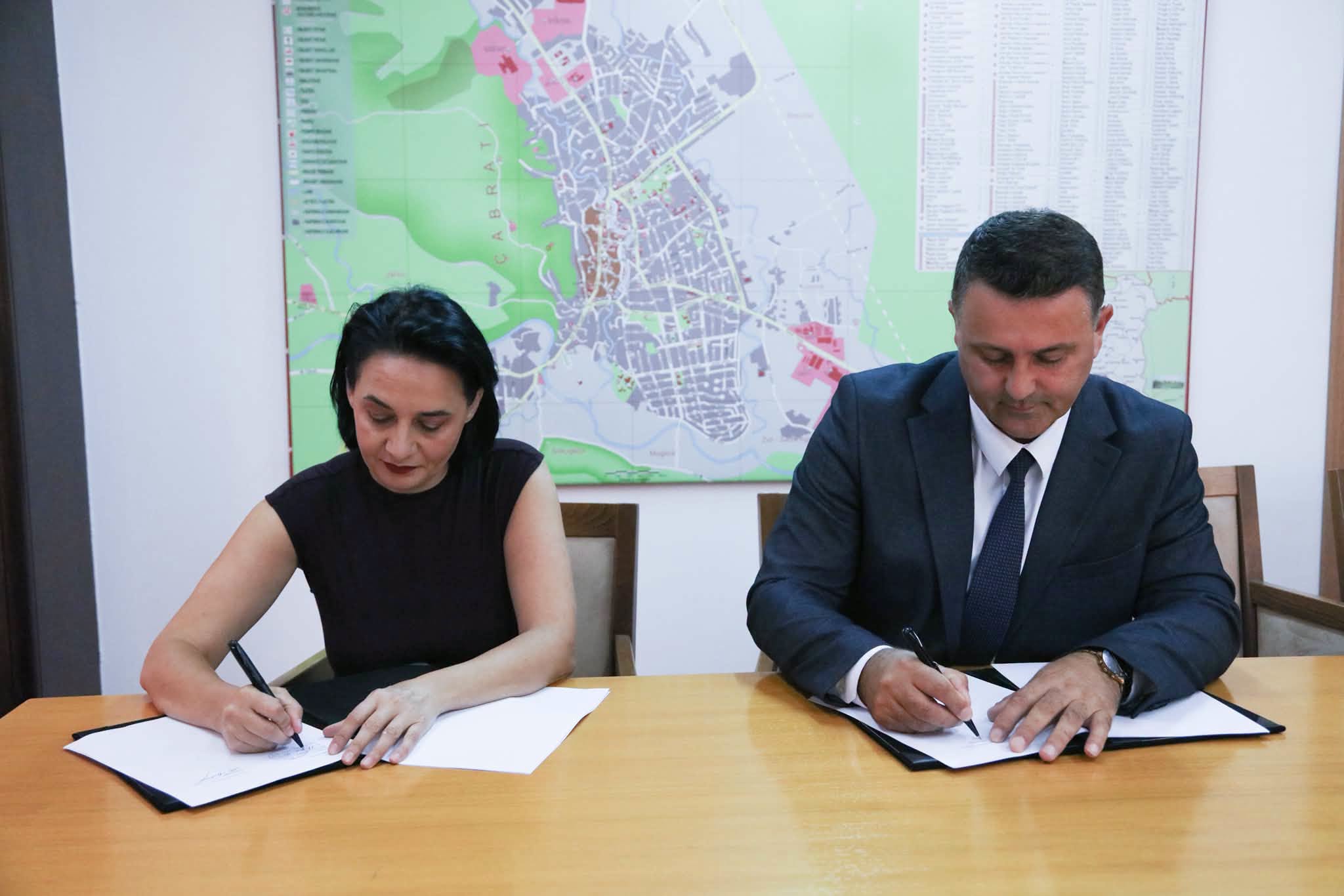 Pacolli nënshkruan marrëveshje për banim social, Gjakova përfiton 1.5 milionë euro