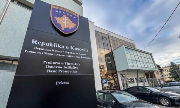 Aktakuzë kundër 30-vjeçarit që e rrahu për vdekje nënën e tij në Dragash dhe më pas e mbuloi me batanije