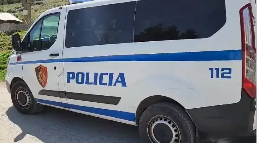 Sherr me lopata në Korçë, dy persona përfundojnë në spital